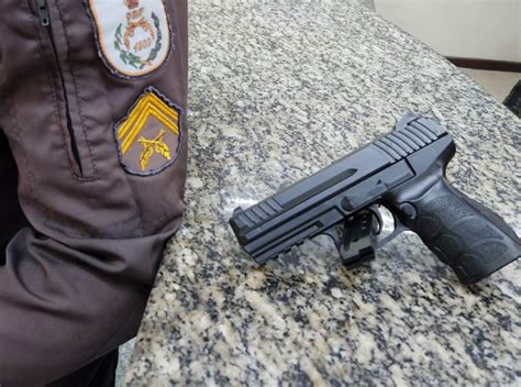 Homem é flagrado pela PM simulacro de pistola em hospital de Barra