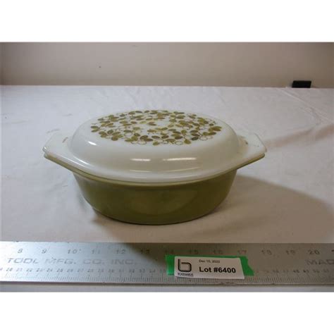 Pyrex casserole dish with lid - Bodnarus Auctioneering