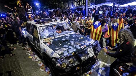 Catalogna Altissima Tensione A Barcellona Scontri Tra Agenti E