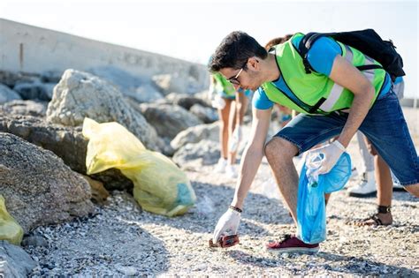 Joven Activista Ecol Gico Limpiando La Playa Grupo De Voluntarios