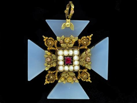 Georgian Three Colour Gold Maltese Cross Pendant Set With Chalcedony