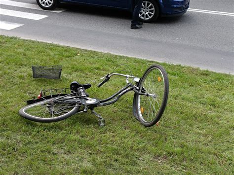 Letnia Rowerzystka Potr Cona Na Przej Ciu Dla Pieszych Swidnica