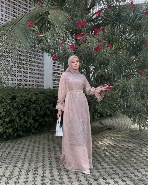 10 Inspirasi Model Gaun Bridesmaid Hijab Ala Selebgram Vina