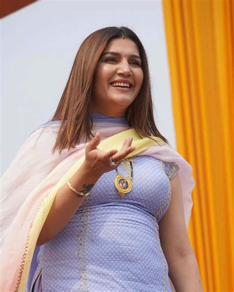 टाइट फिटिंग का सूट पहनकर Sapna Choudhary बनी स्टेज पर पटाखा बलखाती अदाओं ने कर दिया सीटी बजाने