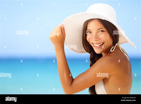 Girls wearing bikini on beach Fotos und Bildmaterial in hoher Auflösung Alamy