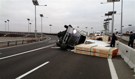 Autopistas De Antofagasta On Twitter Por Volcamiento De Camión En Enlace De Ruta 1 Km 30 Y B