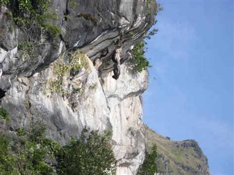 mengulik legenda  daya tarik batu gantung danau toba