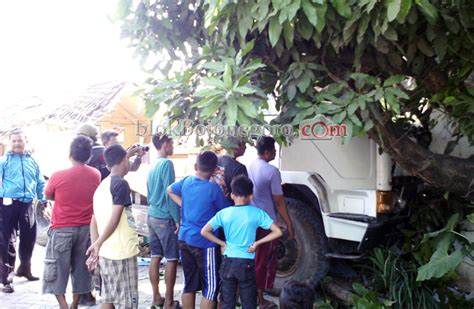 Truk Pengangkut Crane Tabrak Warung Dan Rumah