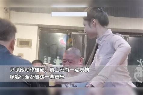 重庆一火锅店老板娘化身机器人，机械僵硬地招待不同顾客，招牌？