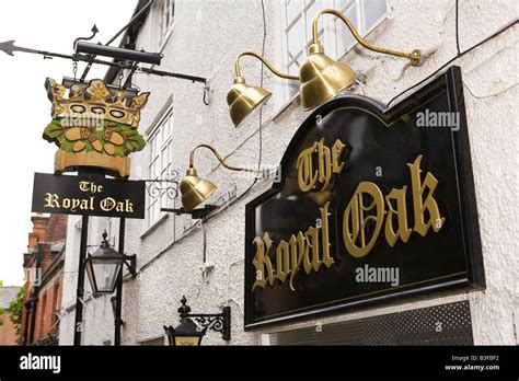 Royal Oak Pub Sign Hi Res Stock Photography And Images Alamy