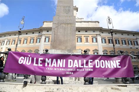 Video Firmano In Oltre Mila Contro Il Ddl Pillon Donne In Piazza