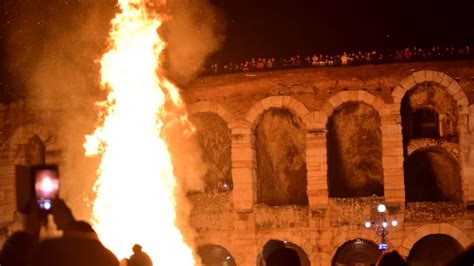 SI Festeggia L Epifania In Piazza Bra A Verona Tra Befana Del Vigile