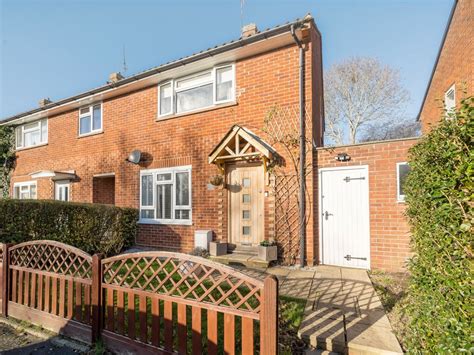 2 Bed End Terrace House For Sale In Farm Close Bracknell Berkshire