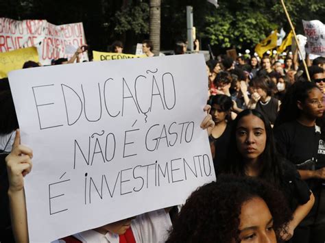 Dossiê mostra falta de direitos básicos para pós graduandos no Brasil