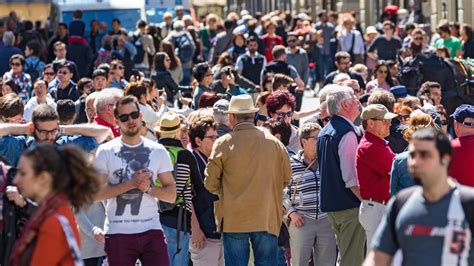 La Population Italienne Vieillit De Plus En Plus Vite Les Echos