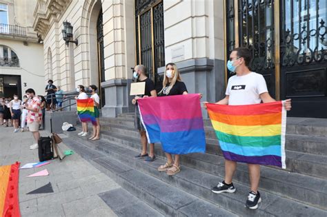 Decenas De Personas Se Concentran En Zaragoza Por El Asesinato De