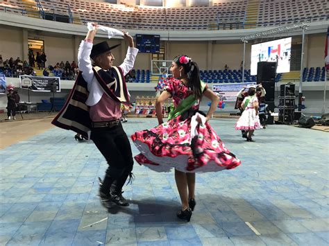 Más de 60 parejas se lucieron en el noveno campeonato masivo de cueca