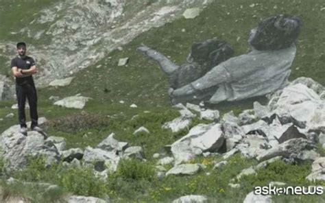 Un opera di Saype ai piedi del Monte Bianco ecco è stata