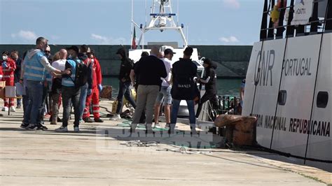 A Crotone Sbarcano Migranti C Anche Un Neonato