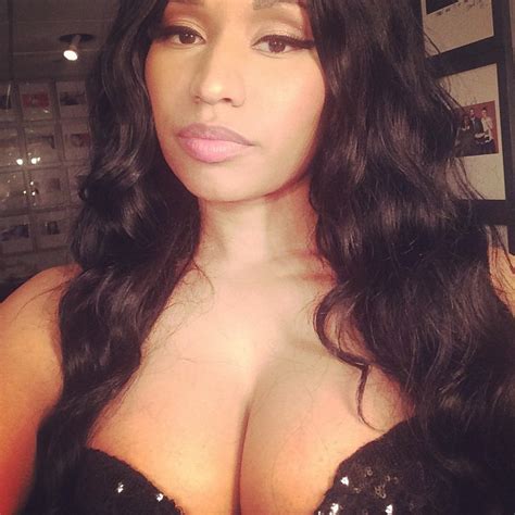 Ego Nicki Minaj Mostra Frente E Verso Decote E Transpar Ncia