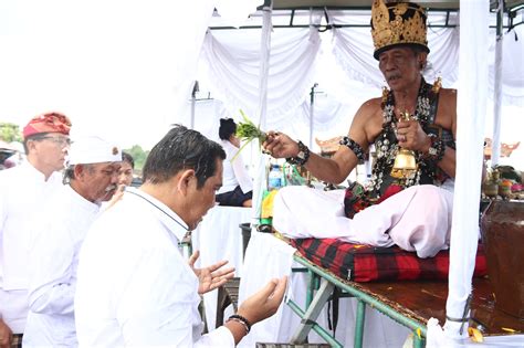 Banyu Pinaruh Ribuan Orang Melukat Di Pantai Yeh Gangga Tabanan Bupati