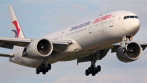 Yikes China Eastern Boeing 777 300er Bounces On Runway At Amsterdam Schiphol And Goes Around