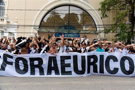 Torcedores do Vasco protestam em frente aos portões de São Januário