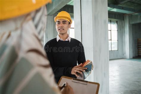 Ingeniero Principal Con El Casco De Seguridad Hacer La Instrucci N Para