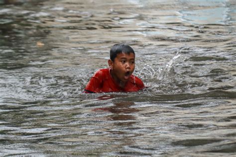 Genangan Air Akibat Hujan Dan Drainase Buruk