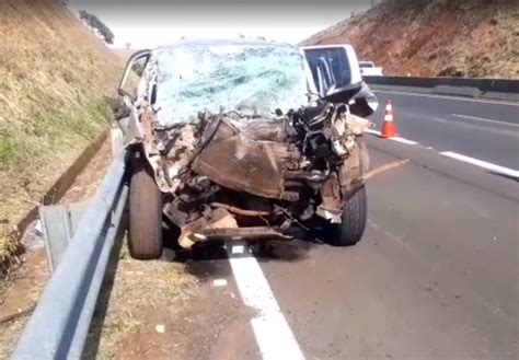 Estradas Colisão entre carro e caminhão mata um na SP 255 em Santa