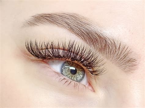 Which set of lash extensions is right for me? Classic, flat, hybrid ...