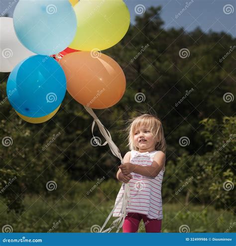 Jeux De Petite Fille Avec Des Ballons Photo Stock Image Du Gosse