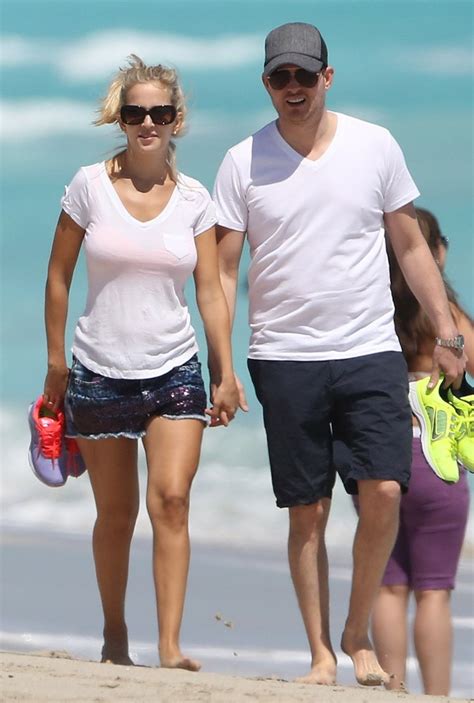 Michael Buble Picture 36 Michael Buble And Luisana Lopilato Walking