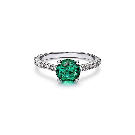 Tiffany Novo® Round Emerald Ring in Platinum with Pavé Diamonds | Tiffany & Co.