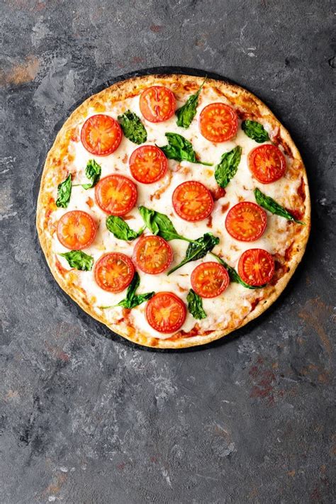 Pizza Margherita Avec Du Fromage De Mozzarella Le Basilic Et La