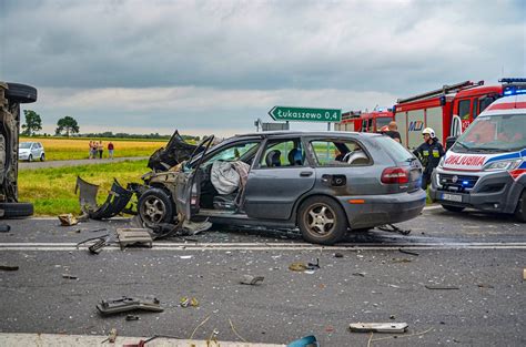 Zderzenie Dostawczego Peugeota Z Osobowym Volvo Jedna Osoba Ranna