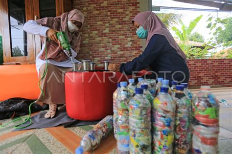 Pengolahan Sampah Menjadi Kursi Ecobrick Antara Foto