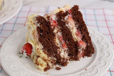 Bolo de chocolate leite em pó e recheio cremoso