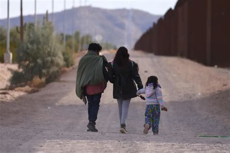 Migrantes en la frontera de México luchan contrarreloj por conseguir