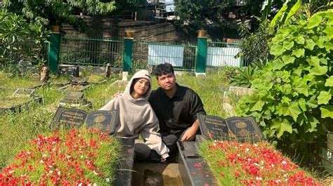 Fuji Tak Pakai Hijab Ziarah Ke Makam Vanessa Angel Adabnya Jadi Omongan