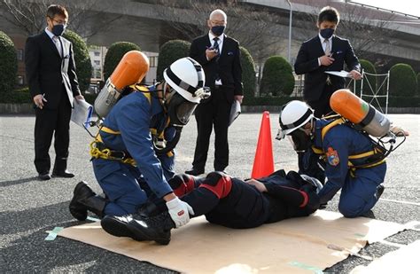 けが人を助け出す速さと確実性を競う人命救助の部 海上保安官が警備救難競技大会 第7管区海上保安本部 写真・画像22｜【西日本新聞me】