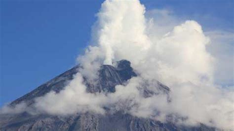 Gunung Semeru Terlihat Mengalami Aktivitas Vulkanik Letusan Hembusan