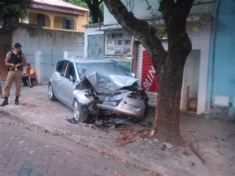 G Rapaz Morre Em Acidente De Tr Nsito Ap S Carro Chocar Se Contra