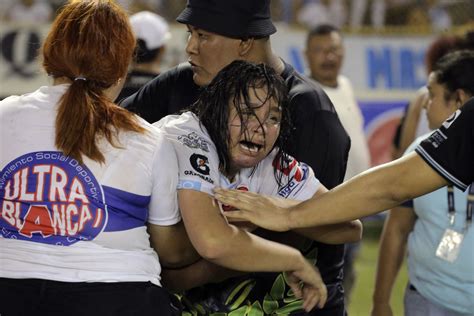 Doce muertos en una estampida en un estadio de El Salvador Galería