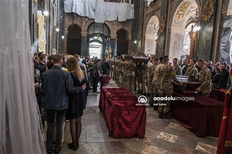 Hayat N Kaybeden Ukrayna Askerleri I In Lvivde Cenaze T Reni