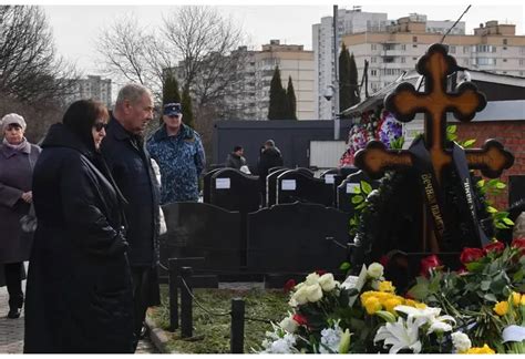 Поддръжници на Навални се събраха на възпоменателна церемония на 40-ия ...