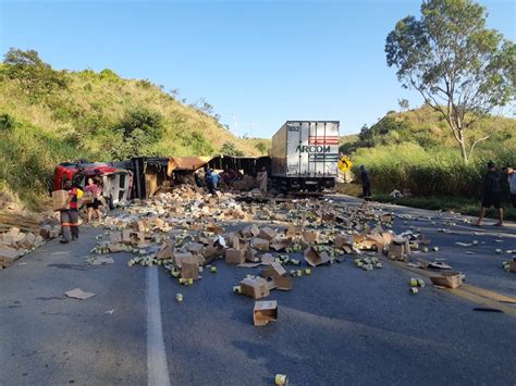 Acidente Envolvendo Duas Carretas E Um Caminh O Deixa Feridos Na Br