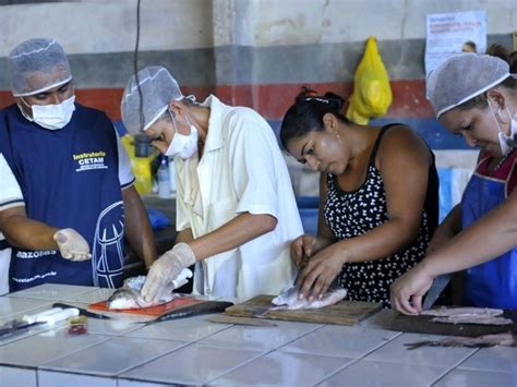 G1 Cursos de pescado atraem famílias no interior do Amazonas