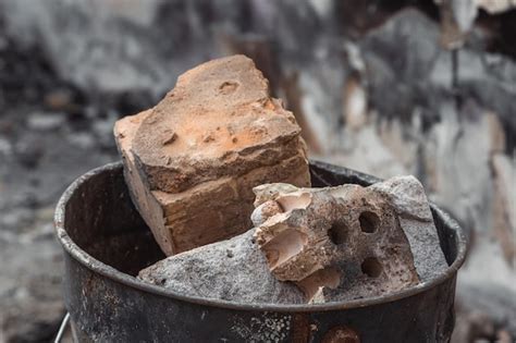 Vertedero De Piedra Sobre Las Ruinas De Una Casa Particular Un Mont N