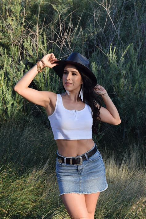 35+ Glamorous Music Festival Outfits to Stand Out in the Crowd!